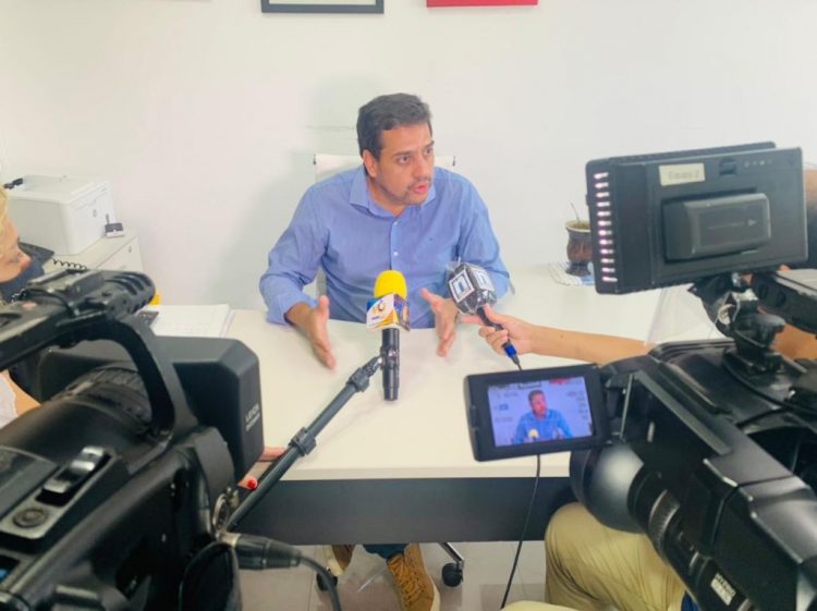 Encendida defensa de Fernández Patri del estatus y políticas sanitarias