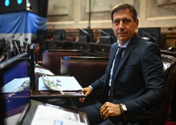 Naidenoff insiste en que Insfrán debe cerrar los centros de aislamiento