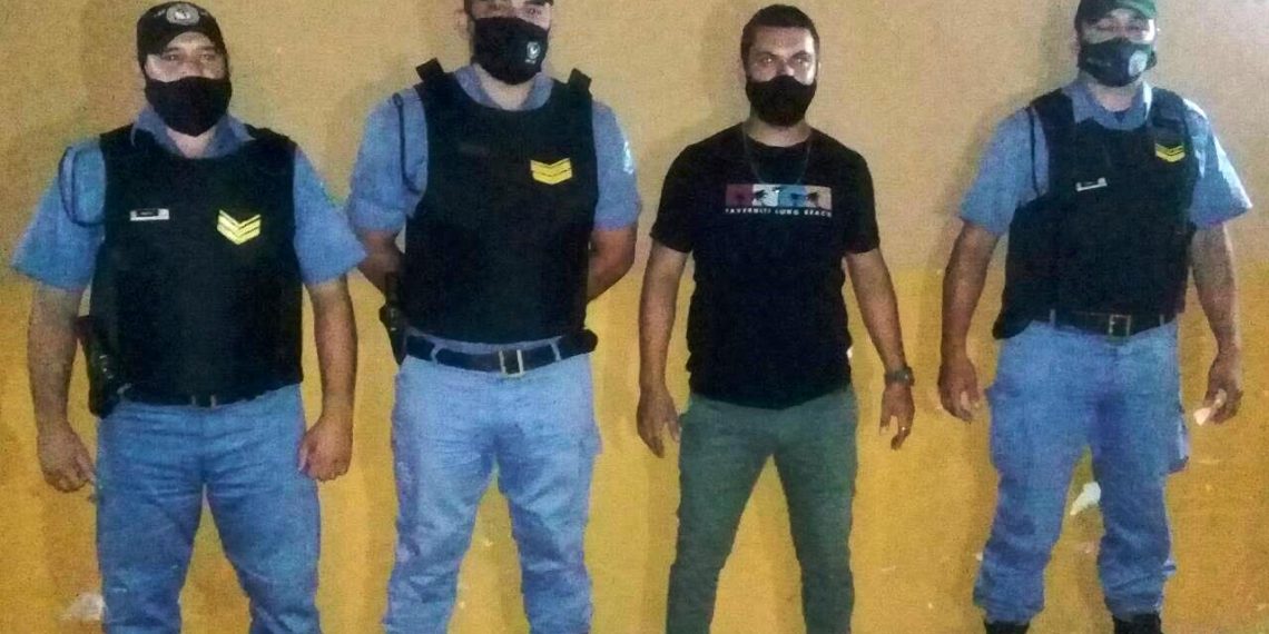 Policías le salvaron la vida a un hombre que se desvaneció al atragantarse con un trozo de carne