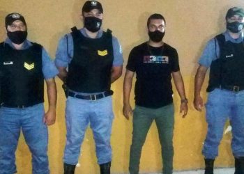 Policías le salvaron la vida a un hombre que se desvaneció al atragantarse con un trozo de carne