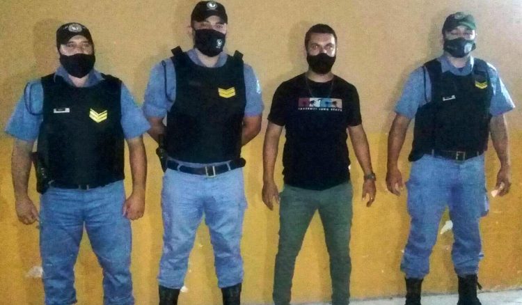 Policías le salvaron la vida a un hombre que se desvaneció al atragantarse con un trozo de carne