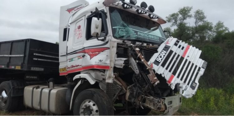Un camión volcó en el puente del riacho Monte Lindo y otro dos colisionaron sobre la ruta N° 81
