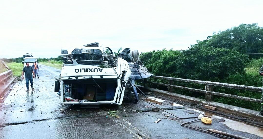 Un camión volcó en el puente del riacho Monte Lindo y otro dos colisionaron sobre la ruta N° 81