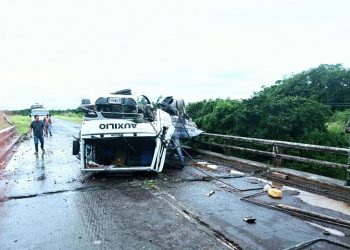 Un camión volcó en el puente del riacho Monte Lindo y otro dos colisionaron sobre la ruta N° 81