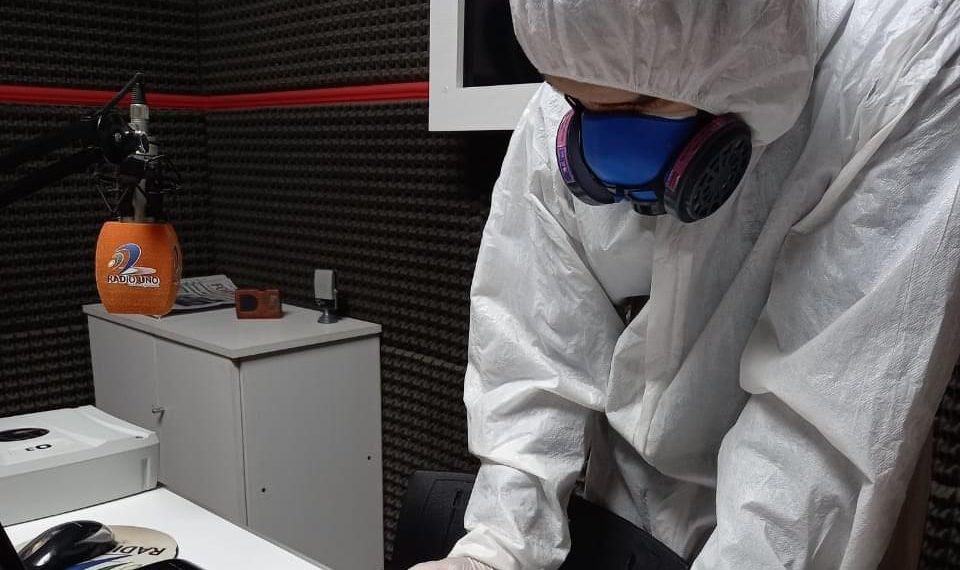 Periodista presentó síntomas y se hizo un test PCR, ahora espera resultados