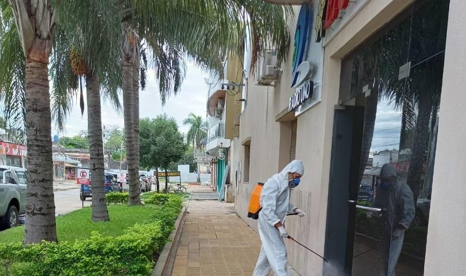 Periodista presentó síntomas y se hizo un test PCR, ahora espera resultados