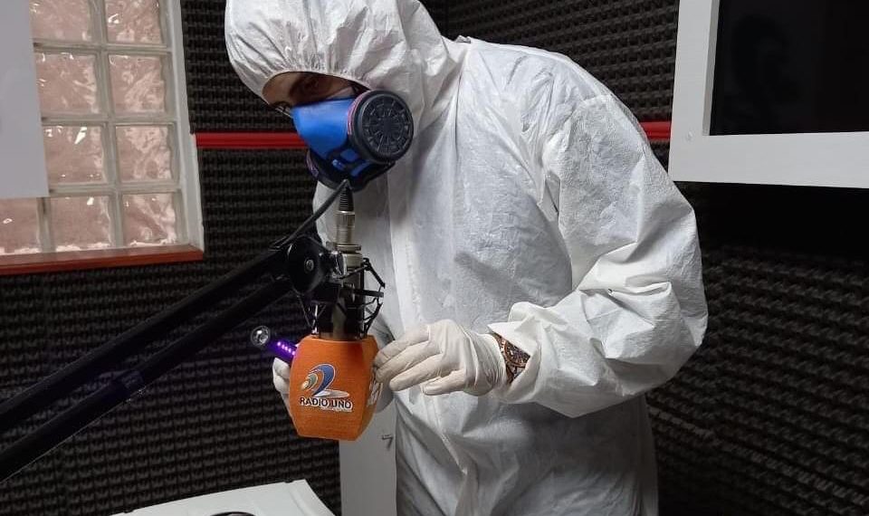 Periodista presentó síntomas y se hizo un test PCR, ahora espera resultados