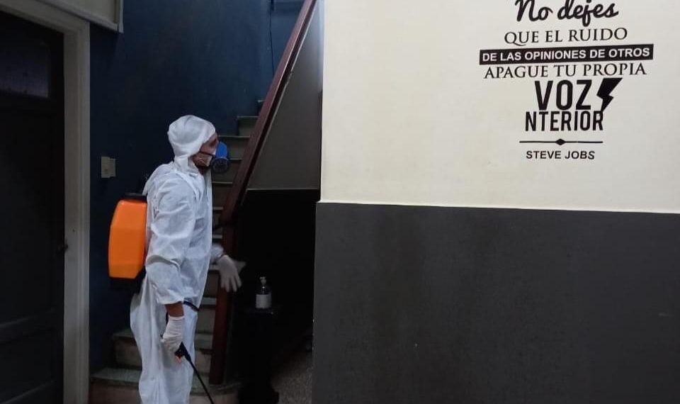 Periodista presentó síntomas y se hizo un test PCR, ahora espera resultados