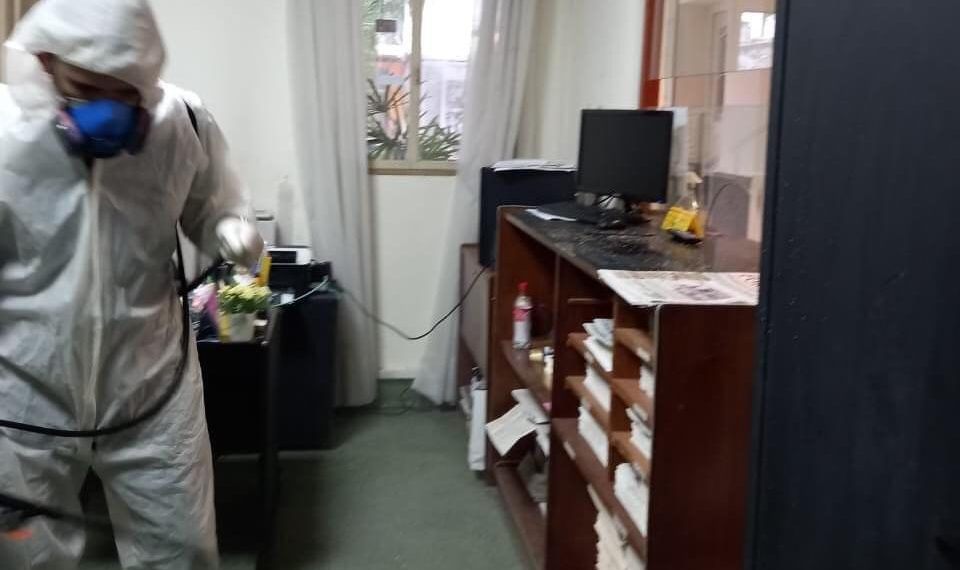 Periodista presentó síntomas y se hizo un test PCR, ahora espera resultados