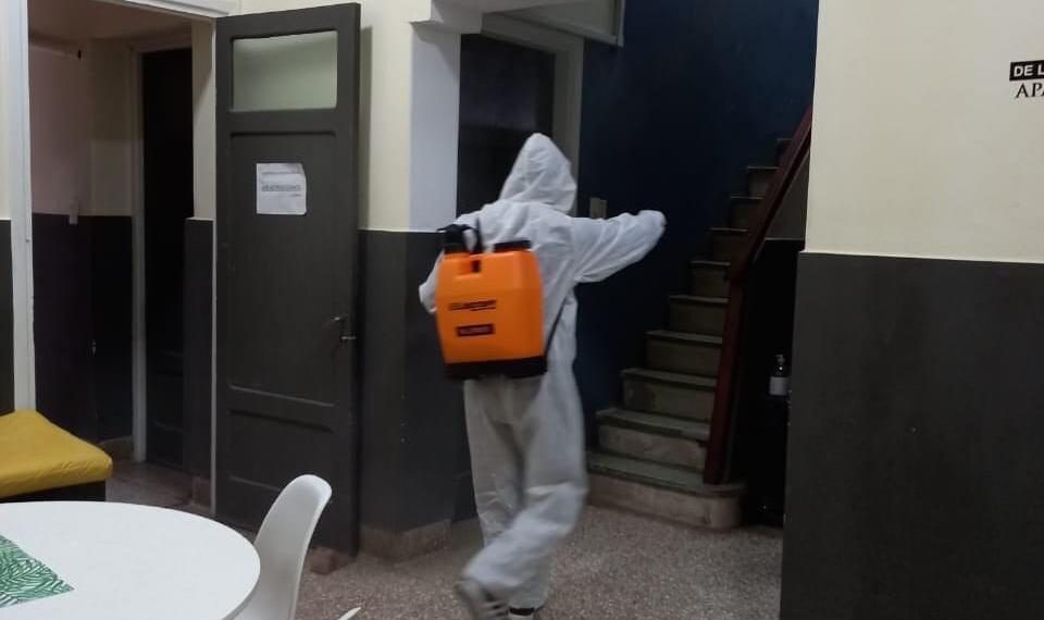 Periodista presentó síntomas y se hizo un test PCR, ahora espera resultados