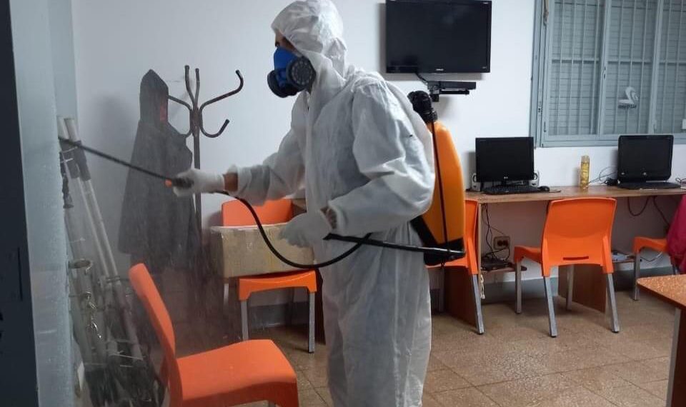 Periodista presentó síntomas y se hizo un test PCR, ahora espera resultados