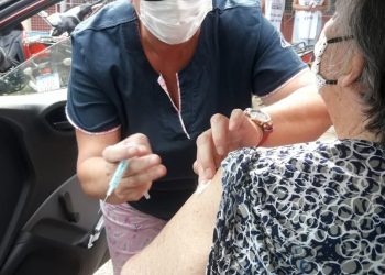 El Gobernador valoró la vacunación de adultos mayores en 11 escuelas