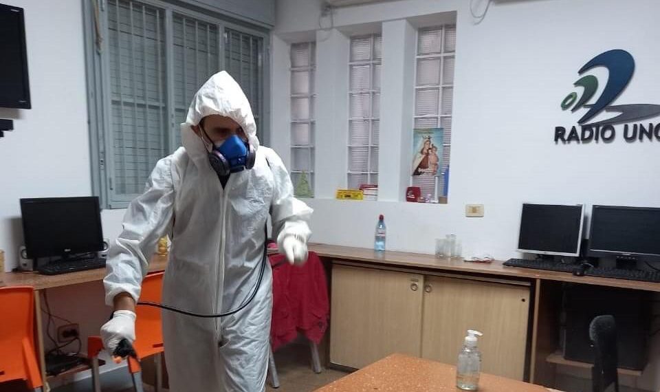 Periodista presentó síntomas y se hizo un test PCR, ahora espera resultados