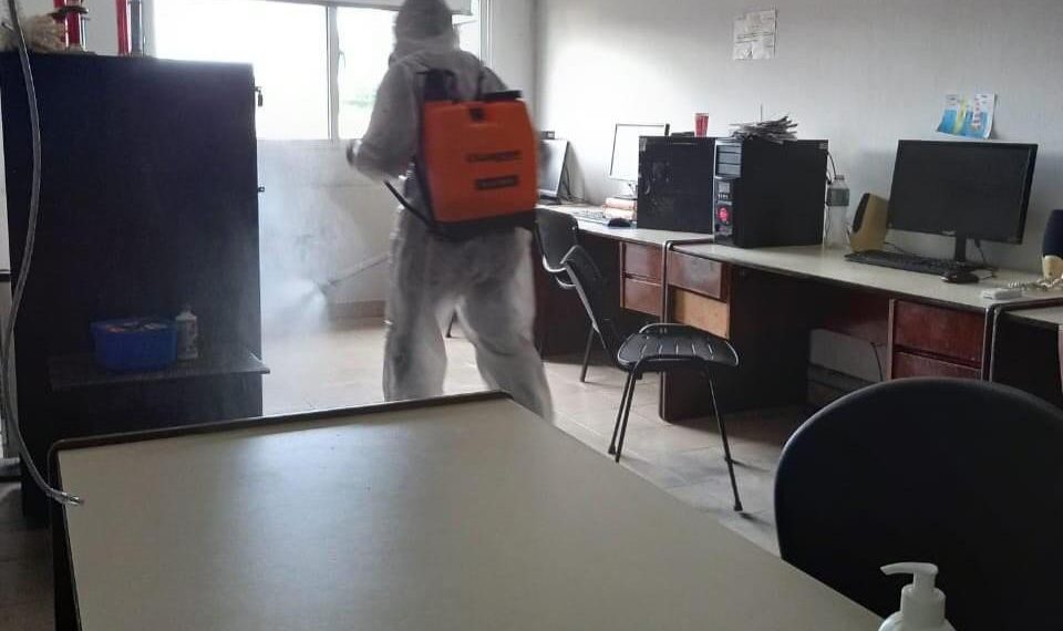 Periodista presentó síntomas y se hizo un test PCR, ahora espera resultados