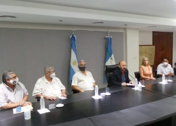 Anunciaron aumento escalonado del 42% para estatales provinciales