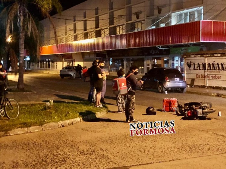 Chocó un auto cuando perseguía a un motochorro que le robó un celular