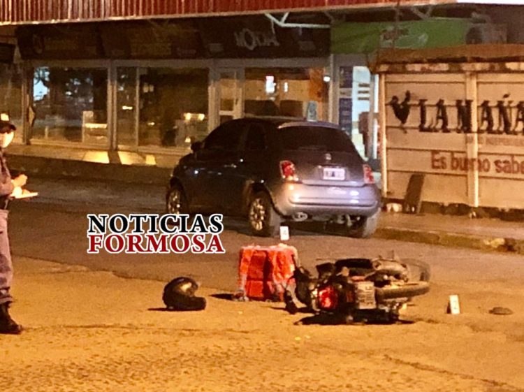 Chocó un auto cuando perseguía a un motochorro que le robó un celular