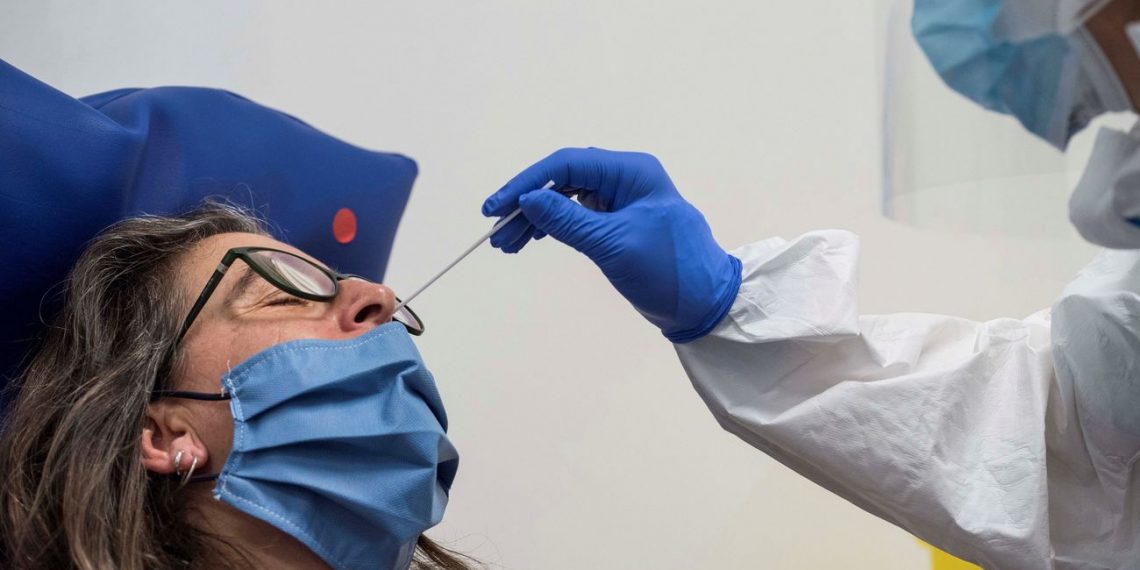 Bajó el porcentaje de positividad respecto a enero, pero se hacen más testeos