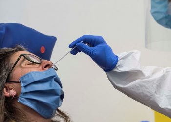 Bajó el porcentaje de positividad respecto a enero, pero se hacen más testeos