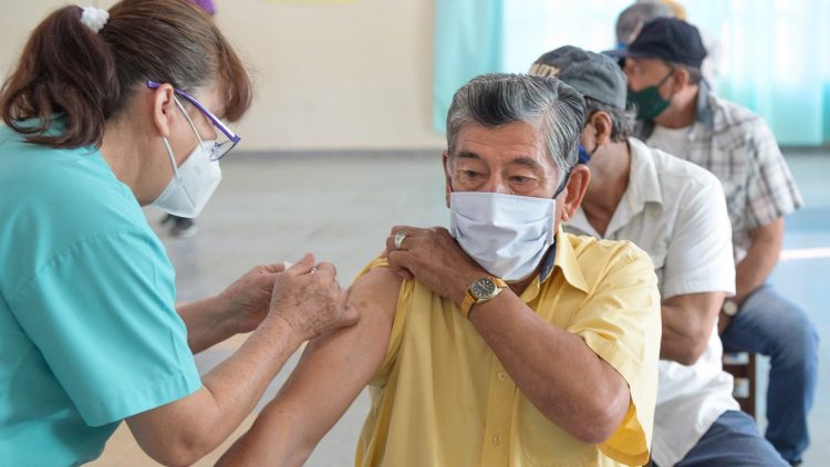 Este sábado vacunan clases 1963 y 1964