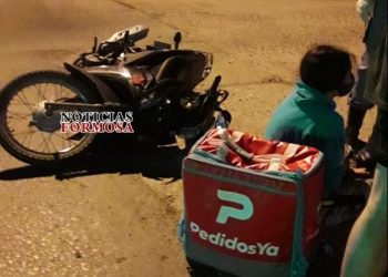 Chocó un auto cuando perseguía a un motochorro que le robó un celular