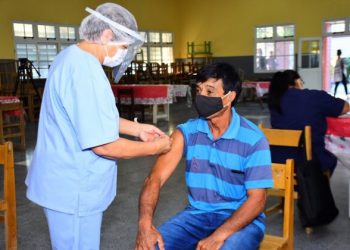 Insfrán anunció por redes la vacunación de residentes de la ciudad capital clase 1962