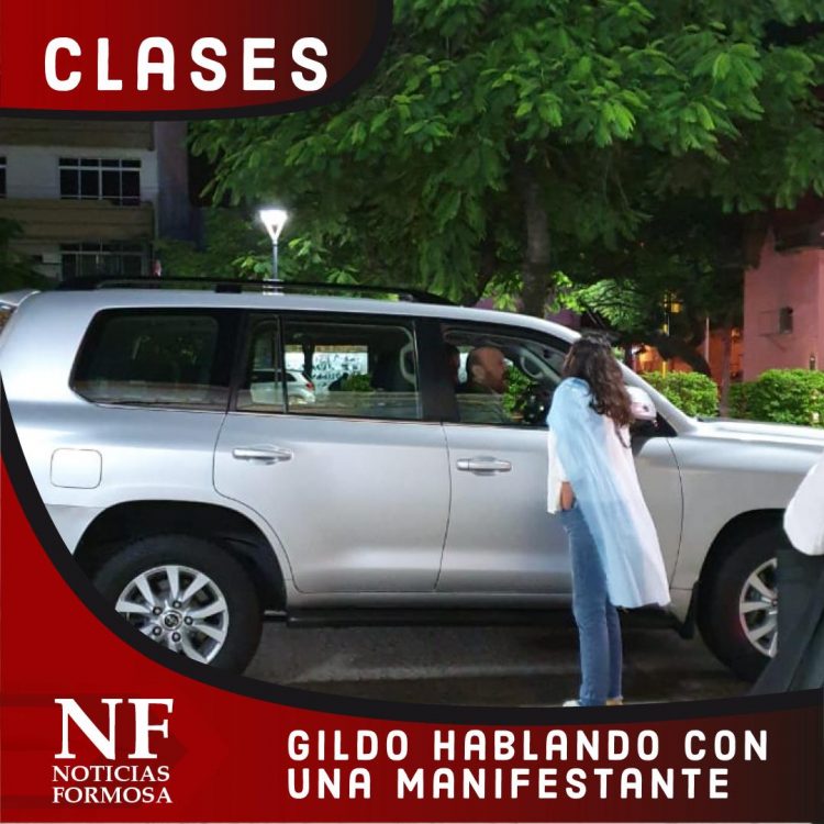 El diálogo del gobernador Insfrán con una manifestante de “padres organizados”