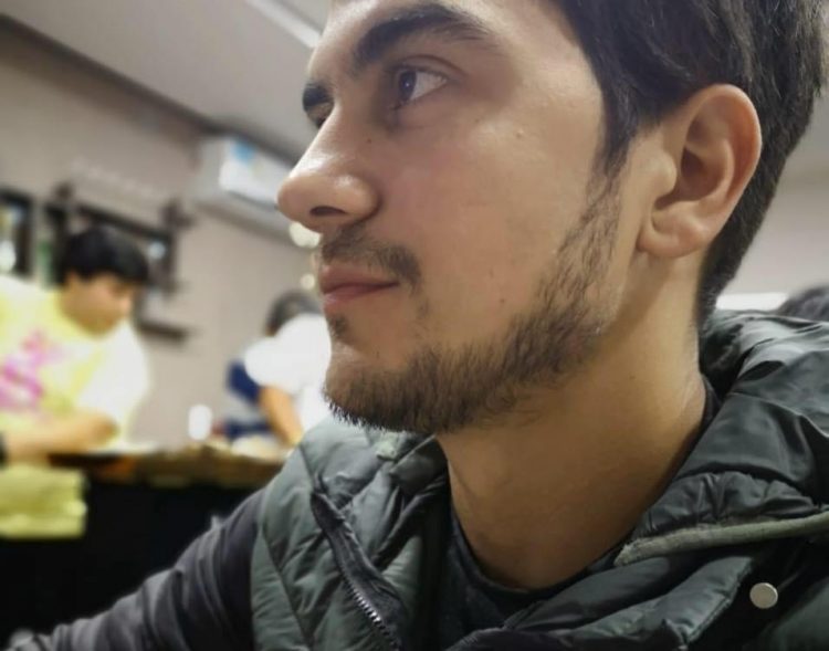 Vende su chipería, critica a la oposición y ofrece trabajo en su nueva cervecería