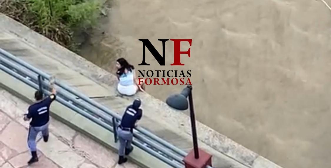 Una mujer amenazó con quitarse la vida en plena costanera (video)