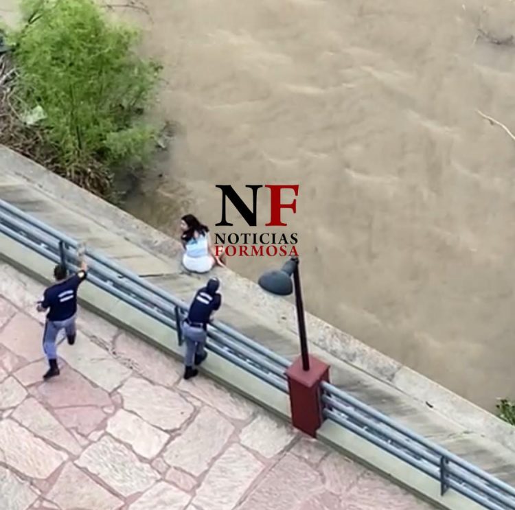 Una mujer amenazó con quitarse la vida en plena costanera (video)