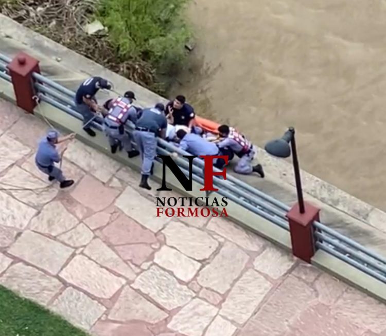 Una mujer amenazó con quitarse la vida en plena costanera (video)