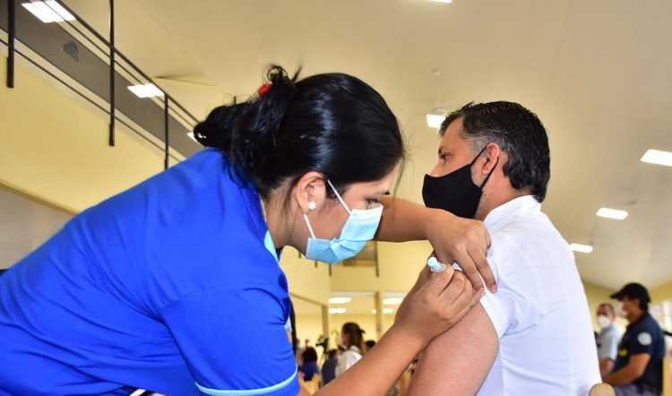 En Santiago del Estero y  Chaco vacunan a personas de riesgo, entre 18 y 59 años