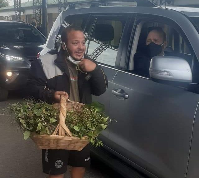 Vendedor de “yuyos” posteó en Facebook su encuentro con Insfrán