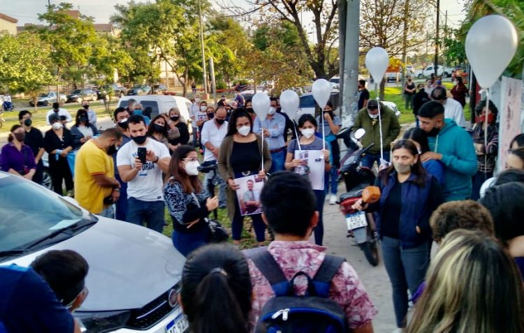 Despidieron al doctor Palacio, frente a su domicilio, acompañando a la familia
