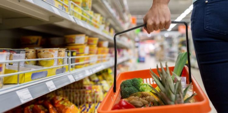 El consumo en supermercados y autoservicios se redujo un 19% en abril