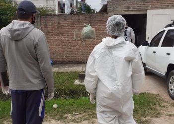 Un enfermo de covid trepó al techo de una casa y amagó con tirarse, lo rescató la policía