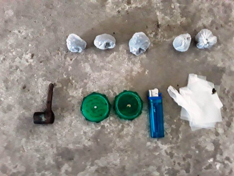 Dos hombres abusaron sexualmente de una mujer y también le robaron