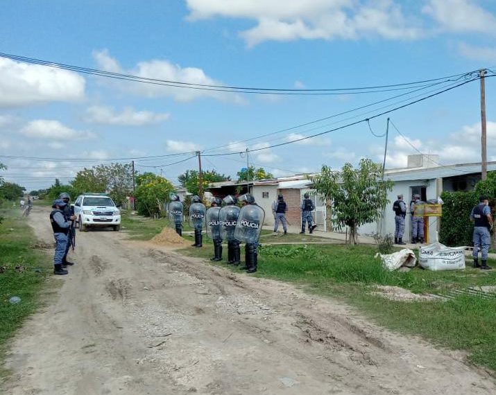 Dos hombres abusaron sexualmente de una mujer y también le robaron