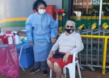 Misiones aplica vacunas con un puesto móvil en supermercados