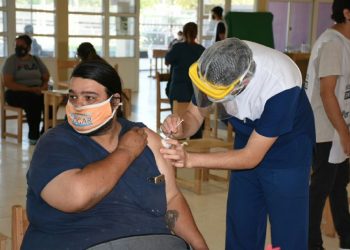 Repuntó la curva de contagios y aceleran la vacunación contra el covid-19