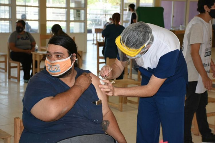 Repuntó la curva de contagios y aceleran la vacunación contra el covid-19