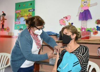 Inmunizan con la segunda dosis de la vacuna Sinopharm a vecinos de Formosa capital