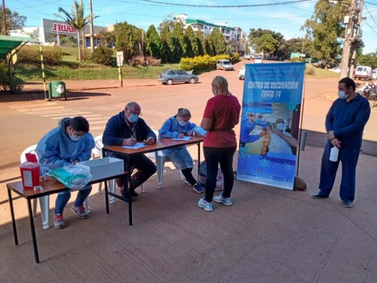 Misiones aplica vacunas con un puesto móvil en supermercados