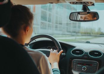 Consejos de seguridad claves para viajar con niños en el auto