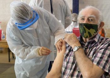 El Gobierno acentúa su programa de vacunación en medio de fuertes registros de casos positivos