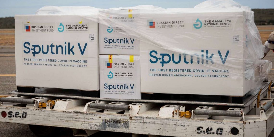 No se terminó de vacunar con la primera, falta la segunda y ya anuncian una tercera Sputnik V
