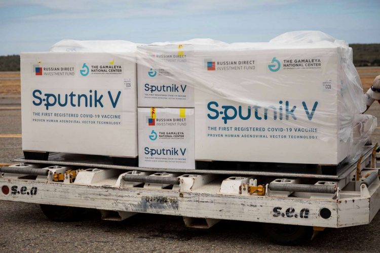 No se terminó de vacunar con la primera, falta la segunda y ya anuncian una tercera Sputnik V