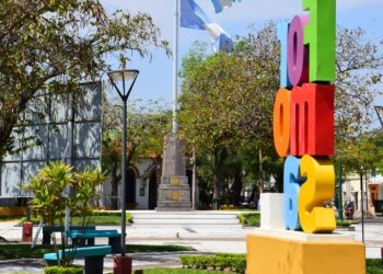 Contagios, decesos y casos activos con registros amesetados y tendencia a la baja