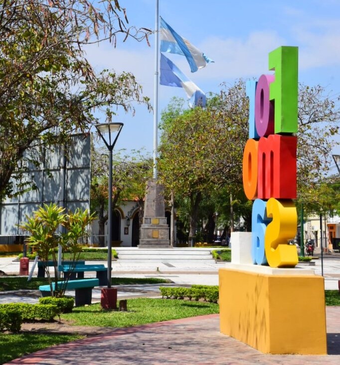 Contagios, decesos y casos activos con registros amesetados y tendencia a la baja