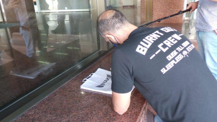 Grupo de comerciantes intercambió palabras con el ministro González por las restricciones